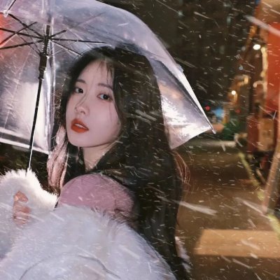 戴流苏耳环的少女
